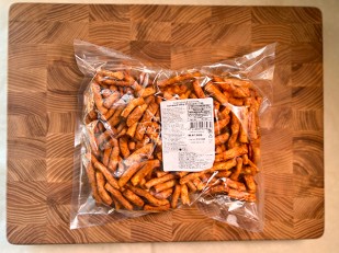 Продукт сырный ПАУТИНКА Oktobersnack ТАЙСКИЙ ПЕРЕЦ (1 кг): Сыр копченый на ольхе с перцем 